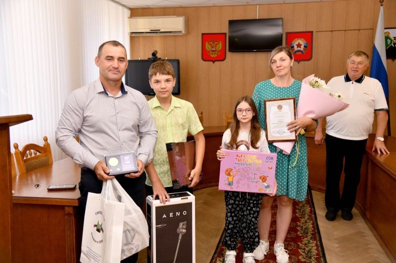 Многодетных свердловских семей наградили медалями «За любовь и верность» Многодетных свердловских семей наградили медалями «За любовь и верность»