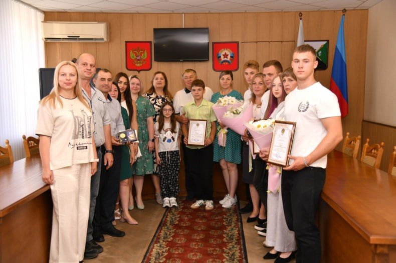 Многодетных свердловских семей наградили медалями «За любовь и верность» Многодетных свердловских семей наградили медалями «За любовь и верность»