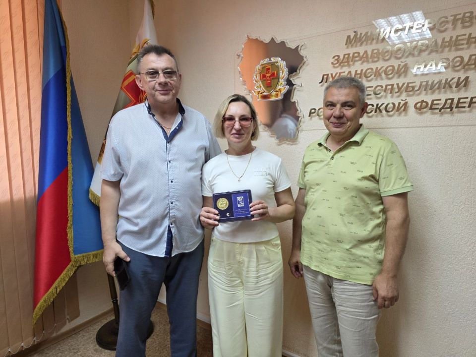 Сегодня в День семьи, любви и верности, приуроченный ко Дню памяти святых Петра и Февронии, в Министерстве здравоохранения ЛНР медицинским семьям пожившим в браке свыше 20 лет, вручили медаль «За любовь и верность» Сегодня в День семьи, любви и верности, приуроченный ко Дню памяти святых Петра и Февронии, в Министерстве здравоохранения ЛНР медицинским семьям пожившим в браке свыше 20 лет, вручили медаль «За любовь и верность»