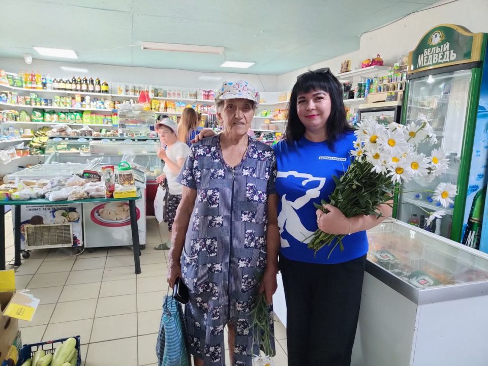 В селе Верхнешевыревка активисты Партии «ЕДИНАЯ РОССИЯ» провели акцию «Подари ромашку» В селе Верхнешевыревка активисты Партии «ЕДИНАЯ РОССИЯ» провели акцию «Подари ромашку»