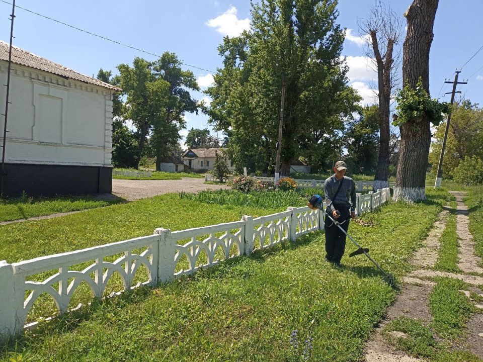 Работниками отдела жизнеобеспечения пгт Новодарьевка Администрации городского округа муниципальное образование городской округ город Ровеньки выполнены работы по уборке бытового мусора на центральной площади поселка... Работниками отдела жизнеобеспечения пгт Новодарьевка Администрации городского округа муниципальное образование городской округ город Ровеньки выполнены работы по уборке бытового мусора на центральной площади поселка...