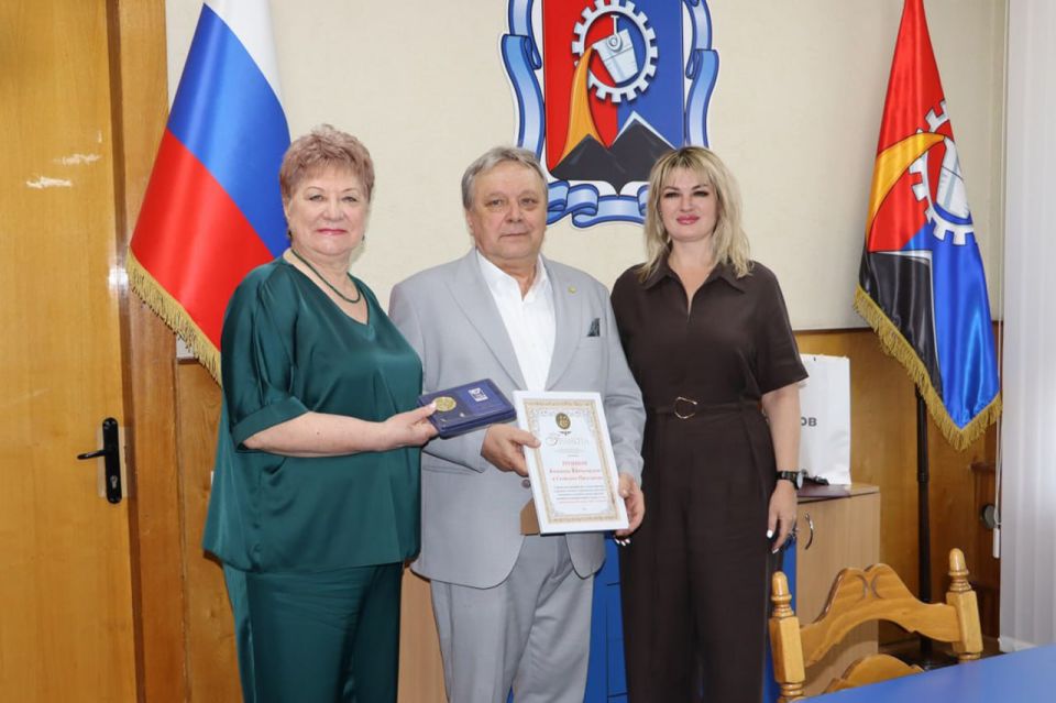 Наталия Жулинская поздравила семьи Стаханова с Днём любви и верности Наталия Жулинская поздравила семьи Стаханова с Днём любви и верности