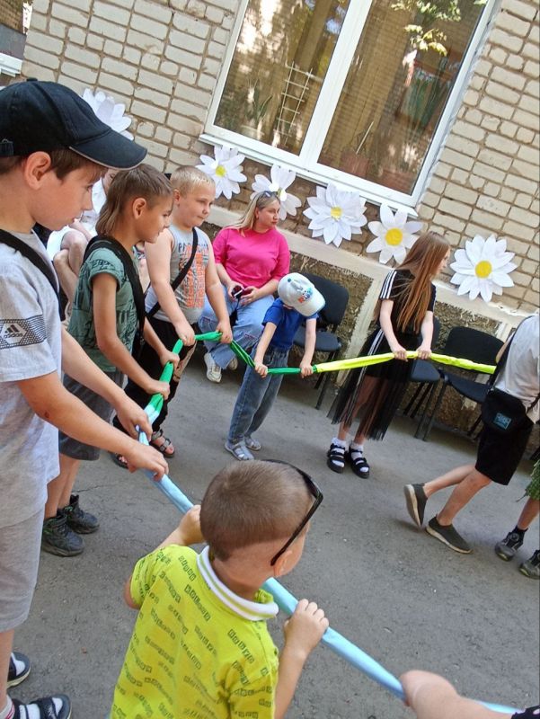 По инициативе Ровеньковского отделения Союза женщин России Луганской Народной Республики в семейном центре города Ровеньки прошла развлекательная игровая программа «Моя семья – моя крепость», приуроченная ко Дню семьи, любви... По инициативе Ровеньковского отделения Союза женщин России Луганской Народной Республики в семейном центре города Ровеньки прошла развлекательная игровая программа «Моя семья – моя крепость», приуроченная ко Дню семьи, любви...