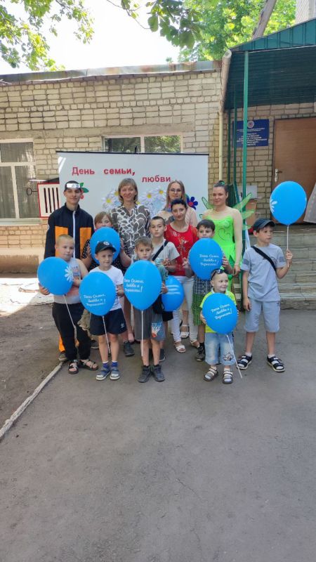 По инициативе Ровеньковского отделения Союза женщин России Луганской Народной Республики в семейном центре города Ровеньки прошла развлекательная игровая программа «Моя семья – моя крепость», приуроченная ко Дню семьи, любви... По инициативе Ровеньковского отделения Союза женщин России Луганской Народной Республики в семейном центре города Ровеньки прошла развлекательная игровая программа «Моя семья – моя крепость», приуроченная ко Дню семьи, любви...