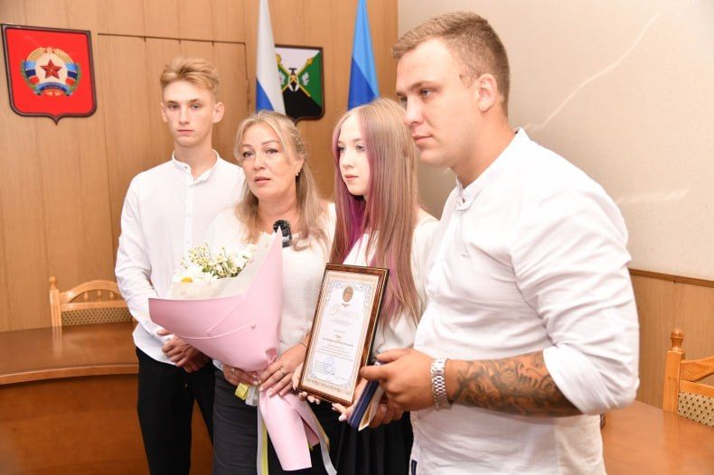 Многодетных свердловских семей наградили медалями «За любовь и верность» Многодетных свердловских семей наградили медалями «За любовь и верность»