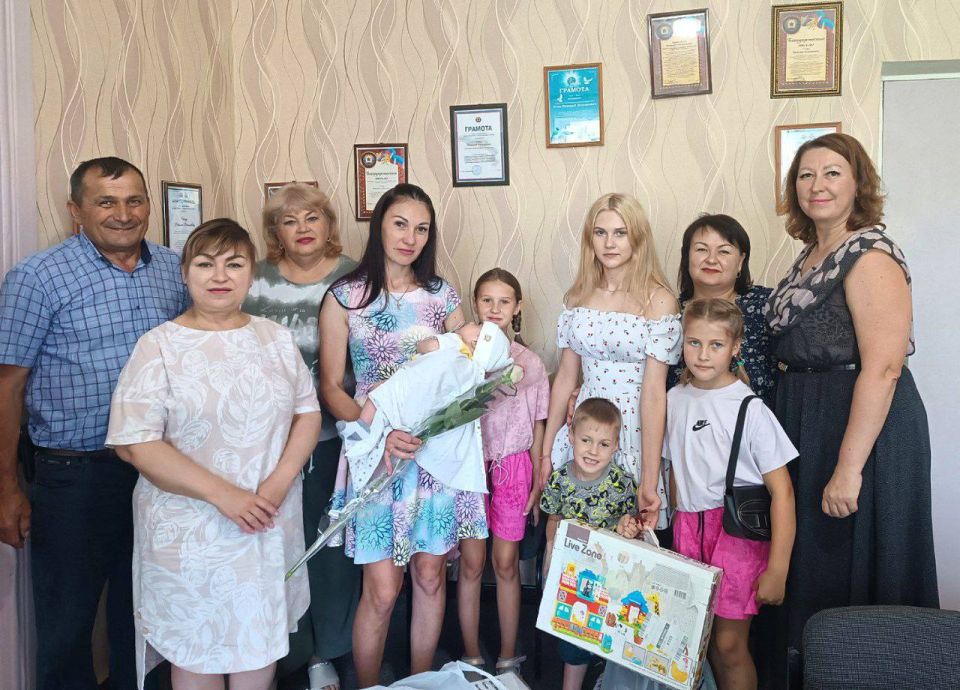 Виктория Сошина: В День семьи, любви и верности в Антрацитовском муниципальном округе, под эгидой партии «Единая Россия» и в рамках реализации партийного проекта «Женское движение Единой России», прошла торжественная встреча... Виктория Сошина: В День семьи, любви и верности в Антрацитовском муниципальном округе, под эгидой партии «Единая Россия» и в рамках реализации партийного проекта «Женское движение Единой России», прошла торжественная встреча...