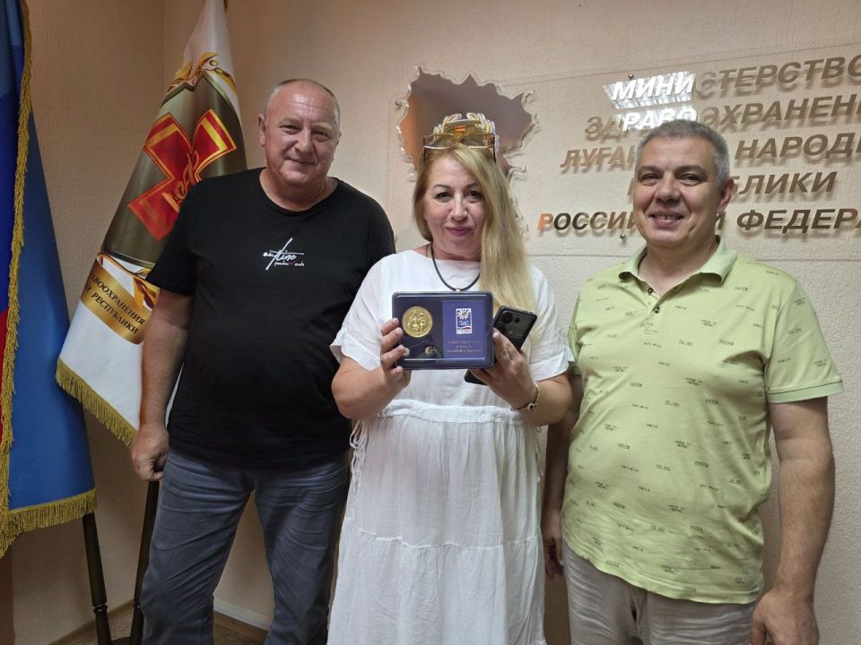 Сегодня в День семьи, любви и верности, приуроченный ко Дню памяти святых Петра и Февронии, в Министерстве здравоохранения ЛНР медицинским семьям пожившим в браке свыше 20 лет, вручили медаль «За любовь и верность» Сегодня в День семьи, любви и верности, приуроченный ко Дню памяти святых Петра и Февронии, в Министерстве здравоохранения ЛНР медицинским семьям пожившим в браке свыше 20 лет, вручили медаль «За любовь и верность»