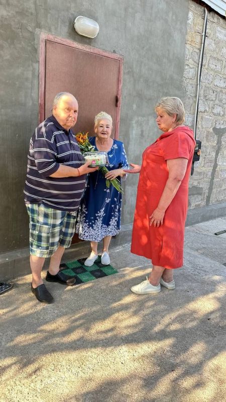 Депутат Совета городского округа города Брянки Ольга Хисматулина, в День семьи, любви и верности поздравила с праздником семью Лукашовых Депутат Совета городского округа города Брянки Ольга Хисматулина, в День семьи, любви и верности поздравила с праздником семью Лукашовых