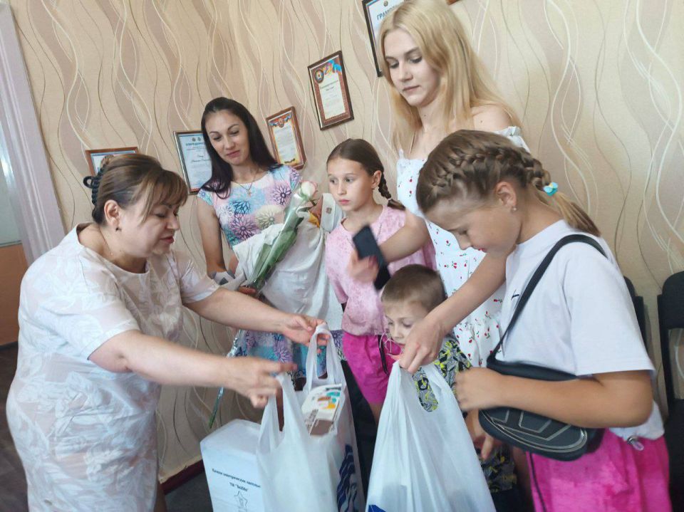 Виктория Сошина: В День семьи, любви и верности в Антрацитовском муниципальном округе, под эгидой партии «Единая Россия» и в рамках реализации партийного проекта «Женское движение Единой России», прошла торжественная встреча... Виктория Сошина: В День семьи, любви и верности в Антрацитовском муниципальном округе, под эгидой партии «Единая Россия» и в рамках реализации партийного проекта «Женское движение Единой России», прошла торжественная встреча...