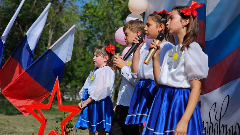 В пгт Дзержинский состоялось торжественное мероприятие, приуроченное к светлому и душевному празднику Дню семьи, любви и верности В пгт Дзержинский состоялось торжественное мероприятие, приуроченное к светлому и душевному празднику Дню семьи, любви и верности