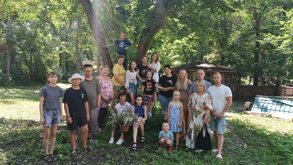 Семейный летний пикник — прекрасная идея для отдыха на природе с детьми Семейный летний пикник — прекрасная идея для отдыха на природе с детьми