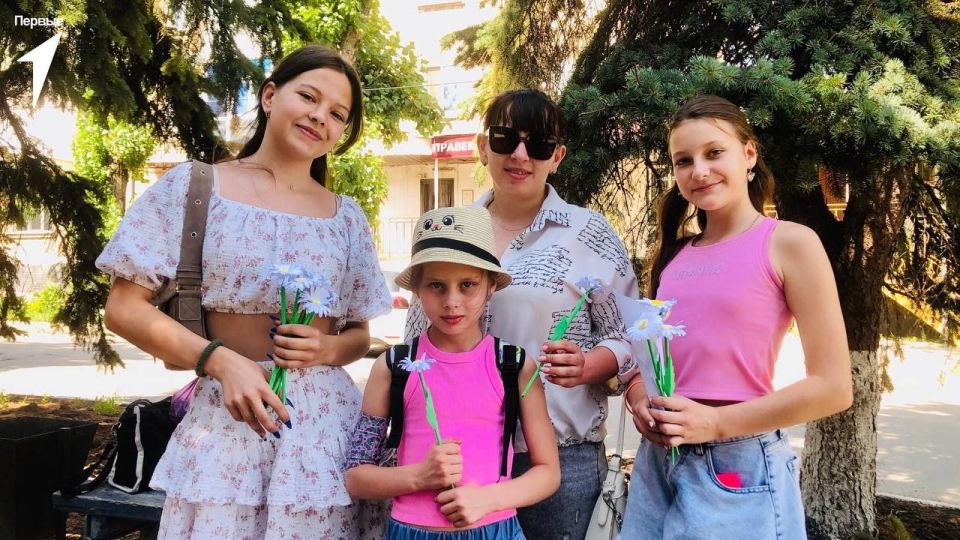 Андрей Рубанцов: Ромашка – символ любви. Первые города Ровеньки, в День семьи, любви и верности, сделали красивые ромашки из бумаги своими руками, а после подарили их ровенчанам, поздравляя с праздником Андрей Рубанцов: Ромашка – символ любви. Первые города Ровеньки, в День семьи, любви и верности, сделали красивые ромашки из бумаги своими руками, а после подарили их ровенчанам, поздравляя с праздником