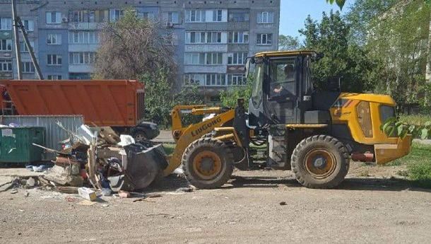 Коммунальные службы проводят работы на территории города Коммунальные службы проводят работы на территории города