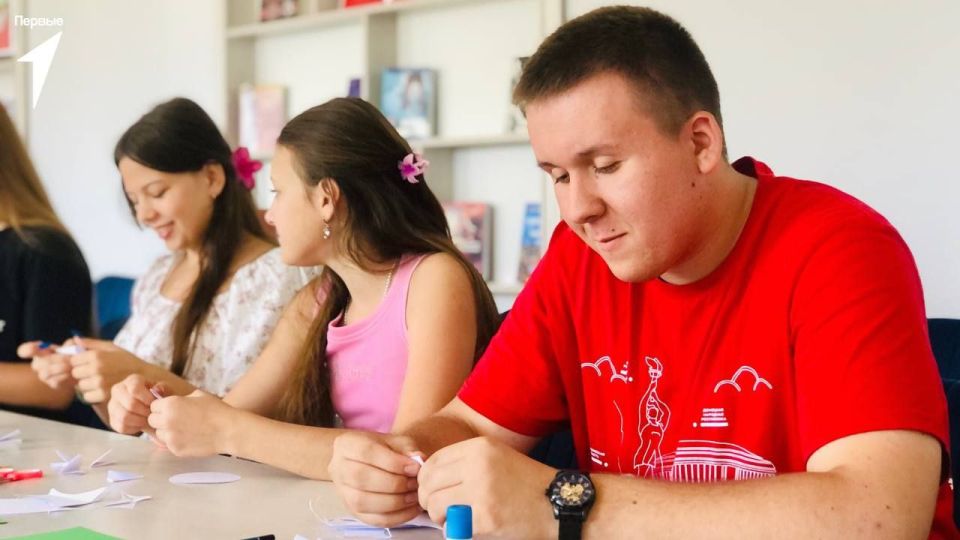 Андрей Рубанцов: Ромашка – символ любви. Первые города Ровеньки, в День семьи, любви и верности, сделали красивые ромашки из бумаги своими руками, а после подарили их ровенчанам, поздравляя с праздником Андрей Рубанцов: Ромашка – символ любви. Первые города Ровеньки, в День семьи, любви и верности, сделали красивые ромашки из бумаги своими руками, а после подарили их ровенчанам, поздравляя с праздником