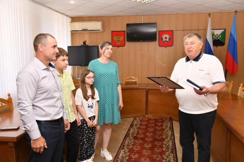 Многодетных свердловских семей наградили медалями «За любовь и верность» Многодетных свердловских семей наградили медалями «За любовь и верность»