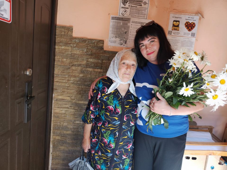 В селе Верхнешевыревка активисты Партии «ЕДИНАЯ РОССИЯ» провели акцию «Подари ромашку» В селе Верхнешевыревка активисты Партии «ЕДИНАЯ РОССИЯ» провели акцию «Подари ромашку»