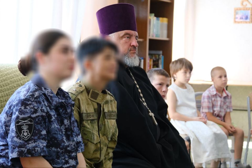 В ЛНР росгвардейцы поздравили с Днем семьи, любви и верности воспитанников детского социального центра В ЛНР росгвардейцы поздравили с Днем семьи, любви и верности воспитанников детского социального центра