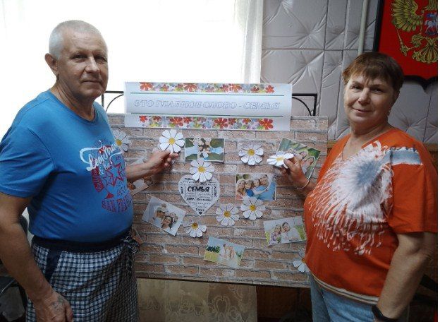 В Лутугинской центральной районной библиотеке прошёл литературно-музыкальный вечер В Лутугинской центральной районной библиотеке прошёл литературно-музыкальный вечер