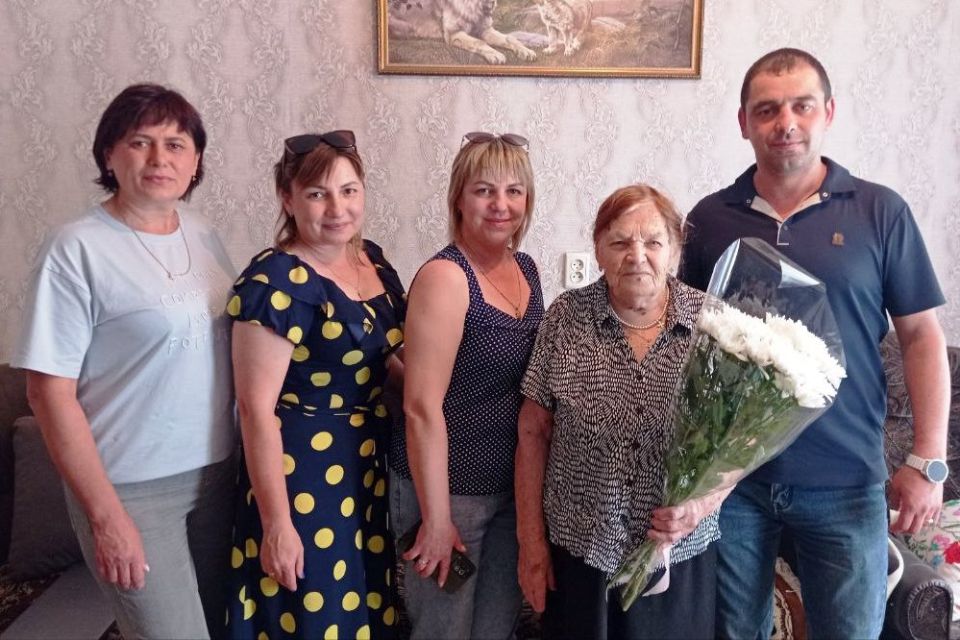В пгт Михайловка поздравили с Днем рождения труженицу тыла Журавлеву Евгению Григорьевну В пгт Михайловка поздравили с Днем рождения труженицу тыла Журавлеву Евгению Григорьевну