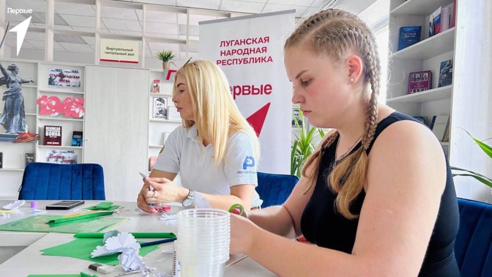 Андрей Рубанцов: Ромашка – символ любви. Первые города Ровеньки, в День семьи, любви и верности, сделали красивые ромашки из бумаги своими руками, а после подарили их ровенчанам, поздравляя с праздником Андрей Рубанцов: Ромашка – символ любви. Первые города Ровеньки, в День семьи, любви и верности, сделали красивые ромашки из бумаги своими руками, а после подарили их ровенчанам, поздравляя с праздником