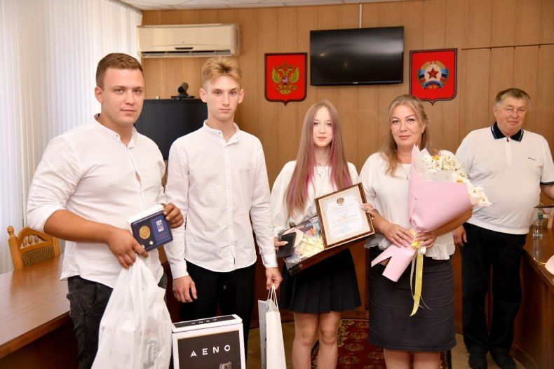 Многодетных свердловских семей наградили медалями «За любовь и верность» Многодетных свердловских семей наградили медалями «За любовь и верность»