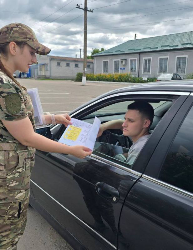 В рамках проведения оперативно-профилактического мероприятия «Пешеходный переход» сотрудники ОГИБДД ОМВД России "Сватовский" провели профилактические беседы с водителями транспортных средств и их пассажирами В рамках проведения оперативно-профилактического мероприятия «Пешеходный переход» сотрудники ОГИБДД ОМВД России "Сватовский" провели профилактические беседы с водителями транспортных средств и их пассажирами