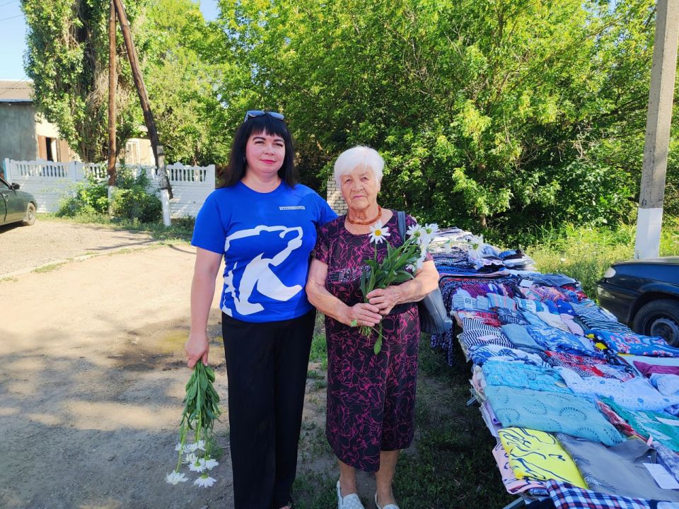 В селе Верхнешевыревка активисты Партии «ЕДИНАЯ РОССИЯ» провели акцию «Подари ромашку» В селе Верхнешевыревка активисты Партии «ЕДИНАЯ РОССИЯ» провели акцию «Подари ромашку»