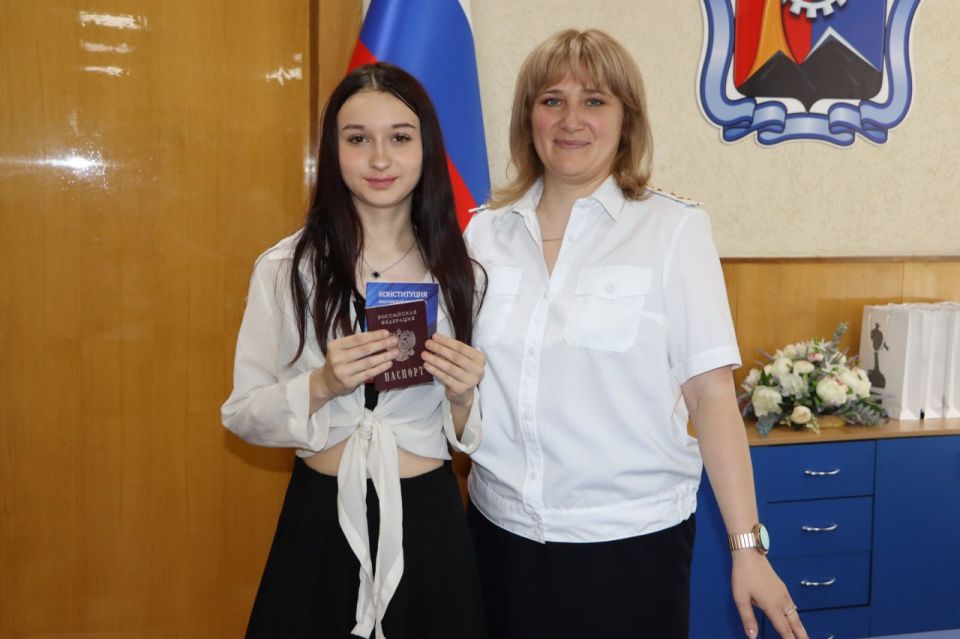 В администрации Стаханова состоялось торжественное вручение паспортов гражданина Российской Федерации В администрации Стаханова состоялось торжественное вручение паспортов гражданина Российской Федерации