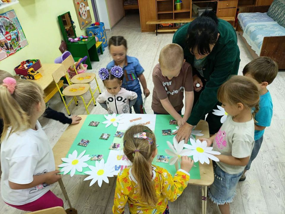 Семья – самое главное в жизни каждого из нас Семья – самое главное в жизни каждого из нас