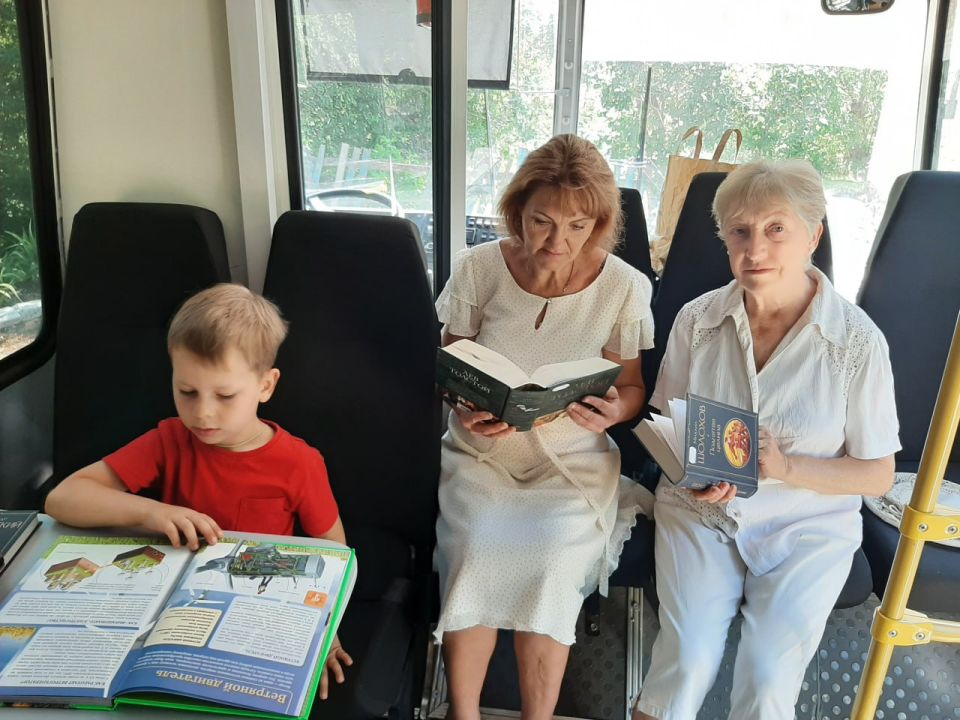 Передвижной библиобус посетил жителей села Кружиловка Передвижной библиобус посетил жителей села Кружиловка