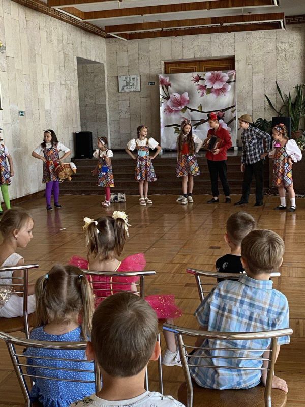 Семья – самое главное в жизни для каждого из нас – это близкие и родные люди, те, кого мы любим, с кого берем пример, о ком заботимся, кому желаем добра и счастья Семья – самое главное в жизни для каждого из нас – это близкие и родные люди, те, кого мы любим, с кого берем пример, о ком заботимся, кому желаем добра и счастья