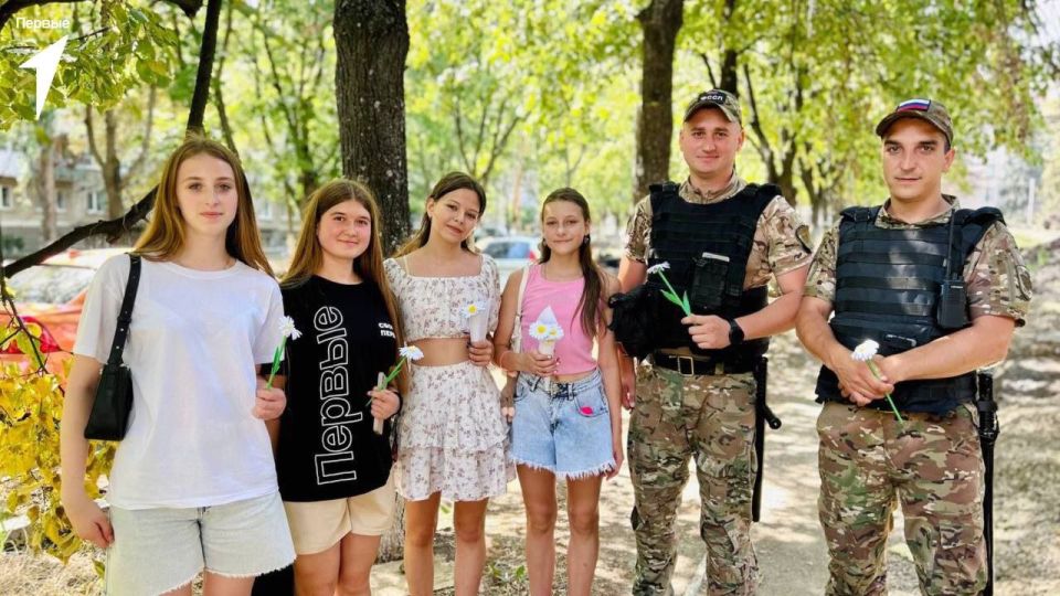 Андрей Рубанцов: Ромашка – символ любви. Первые города Ровеньки, в День семьи, любви и верности, сделали красивые ромашки из бумаги своими руками, а после подарили их ровенчанам, поздравляя с праздником Андрей Рубанцов: Ромашка – символ любви. Первые города Ровеньки, в День семьи, любви и верности, сделали красивые ромашки из бумаги своими руками, а после подарили их ровенчанам, поздравляя с праздником