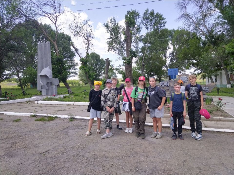 В рамках празднования Дня Семьи, Любви и Верности, воспитанники Ровеньковского центра детского, юношеского туризма и краеведения отправились в увлекательное путешествие по живописным уголкам родного края В рамках празднования Дня Семьи, Любви и Верности, воспитанники Ровеньковского центра детского, юношеского туризма и краеведения отправились в увлекательное путешествие по живописным уголкам родного края