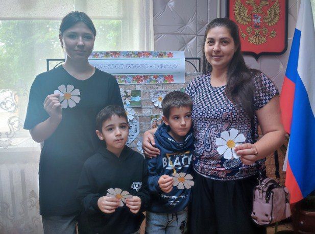 В Лутугинской центральной районной библиотеке прошёл литературно-музыкальный вечер В Лутугинской центральной районной библиотеке прошёл литературно-музыкальный вечер