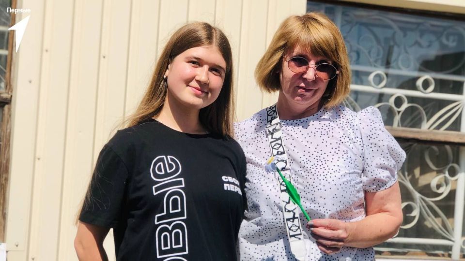 Андрей Рубанцов: Ромашка – символ любви. Первые города Ровеньки, в День семьи, любви и верности, сделали красивые ромашки из бумаги своими руками, а после подарили их ровенчанам, поздравляя с праздником Андрей Рубанцов: Ромашка – символ любви. Первые города Ровеньки, в День семьи, любви и верности, сделали красивые ромашки из бумаги своими руками, а после подарили их ровенчанам, поздравляя с праздником