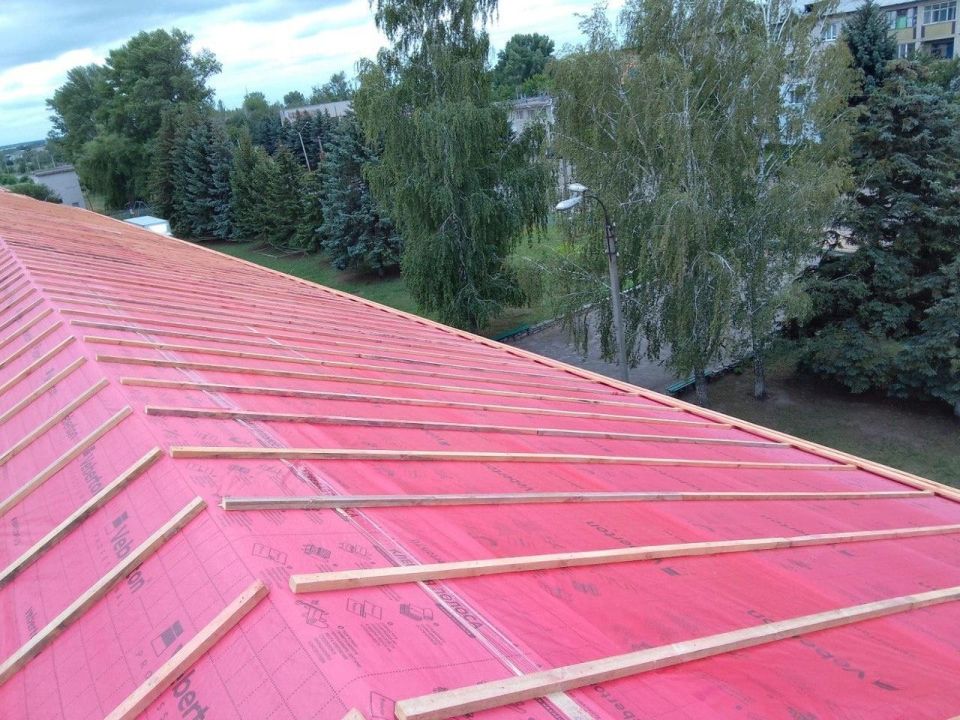 Воронежские строители ремонтируют кровлю Новопсковской школы Воронежские строители ремонтируют кровлю Новопсковской школы