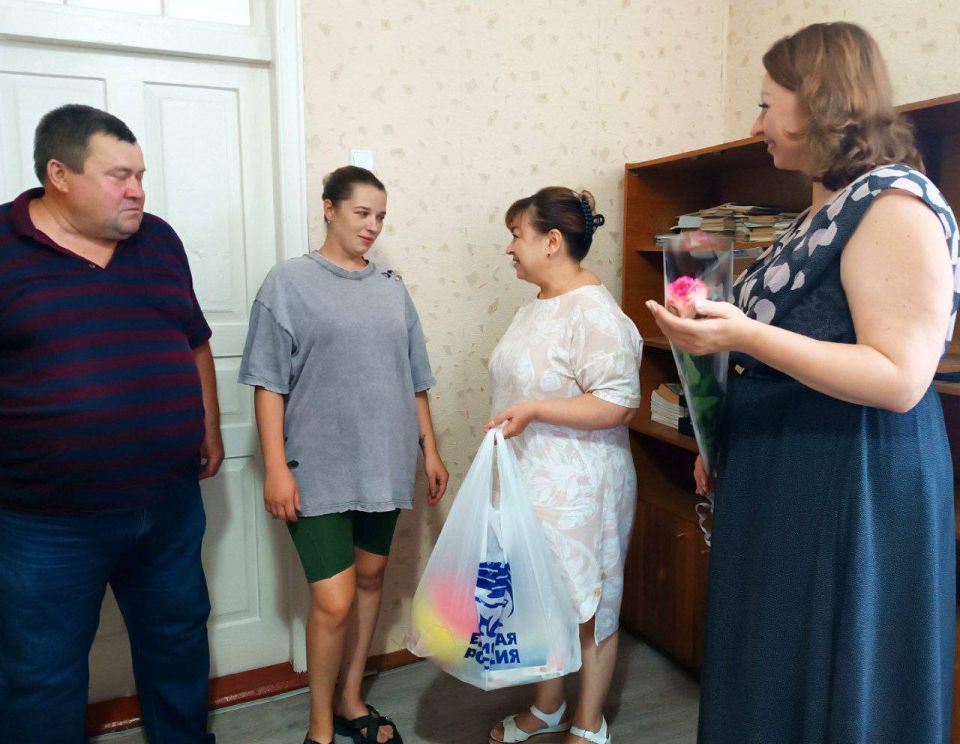 Виктория Сошина: В День семьи, любви и верности в Антрацитовском муниципальном округе, под эгидой партии «Единая Россия» и в рамках реализации партийного проекта «Женское движение Единой России», прошла торжественная встреча... Виктория Сошина: В День семьи, любви и верности в Антрацитовском муниципальном округе, под эгидой партии «Единая Россия» и в рамках реализации партийного проекта «Женское движение Единой России», прошла торжественная встреча...