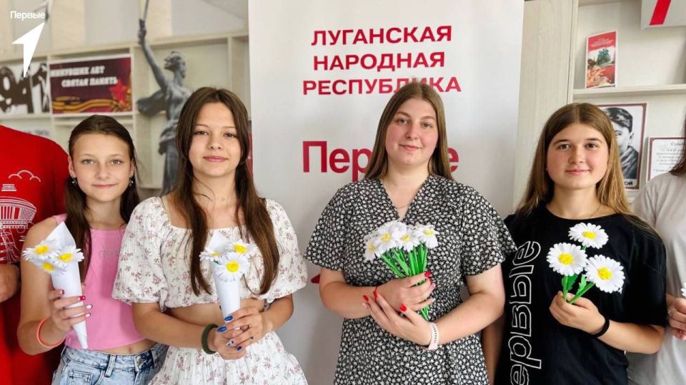 Андрей Рубанцов: Ромашка – символ любви. Первые города Ровеньки, в День семьи, любви и верности, сделали красивые ромашки из бумаги своими руками, а после подарили их ровенчанам, поздравляя с праздником Андрей Рубанцов: Ромашка – символ любви. Первые города Ровеньки, в День семьи, любви и верности, сделали красивые ромашки из бумаги своими руками, а после подарили их ровенчанам, поздравляя с праздником