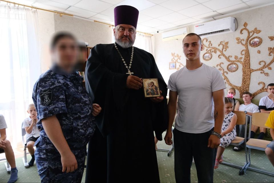 В ЛНР росгвардейцы поздравили с Днем семьи, любви и верности воспитанников детского социального центра В ЛНР росгвардейцы поздравили с Днем семьи, любви и верности воспитанников детского социального центра