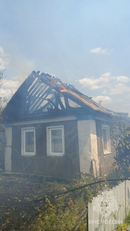 В Краснодонском районе из-за короткого замыкания высоковольтных проводов сгорело частное подворье В Краснодонском районе из-за короткого замыкания высоковольтных проводов сгорело частное подворье