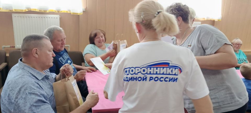 В День семьи, любви и верности единороссы Славяносербщины чествовали семьи-долгожители и семьи участников спецоперации В День семьи, любви и верности единороссы Славяносербщины чествовали семьи-долгожители и семьи участников спецоперации