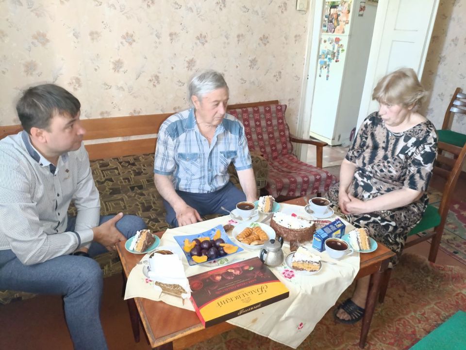 Единороссы поздравили семью Мартыненко с Днем семьи, любви и верности Единороссы поздравили семью Мартыненко с Днем семьи, любви и верности