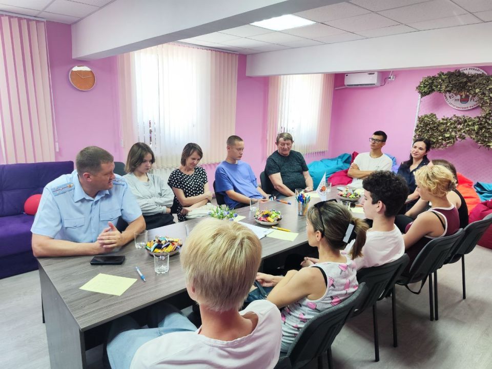 В Лутугинском муниципальном округе, в "Нашем центре" состоялся круглый стол с участием семей округа В Лутугинском муниципальном округе, в "Нашем центре" состоялся круглый стол с участием семей округа