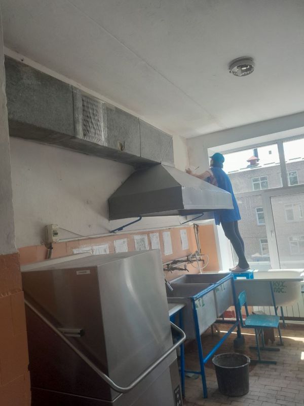 В Ровеньковской школе № 6 им. О.В.Анащенко продолжается активная подготовка к новому учебному году В Ровеньковской школе № 6 им. О.В.Анащенко продолжается активная подготовка к новому учебному году