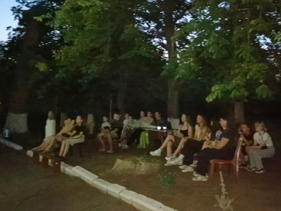 В парковой зоне на территории ДК пгт Дубовский состоялся бесплатный показ семейного фильма под открытым небом, посвящённый Дню семьи, любви и верности В парковой зоне на территории ДК пгт Дубовский состоялся бесплатный показ семейного фильма под открытым небом, посвящённый Дню семьи, любви и верности