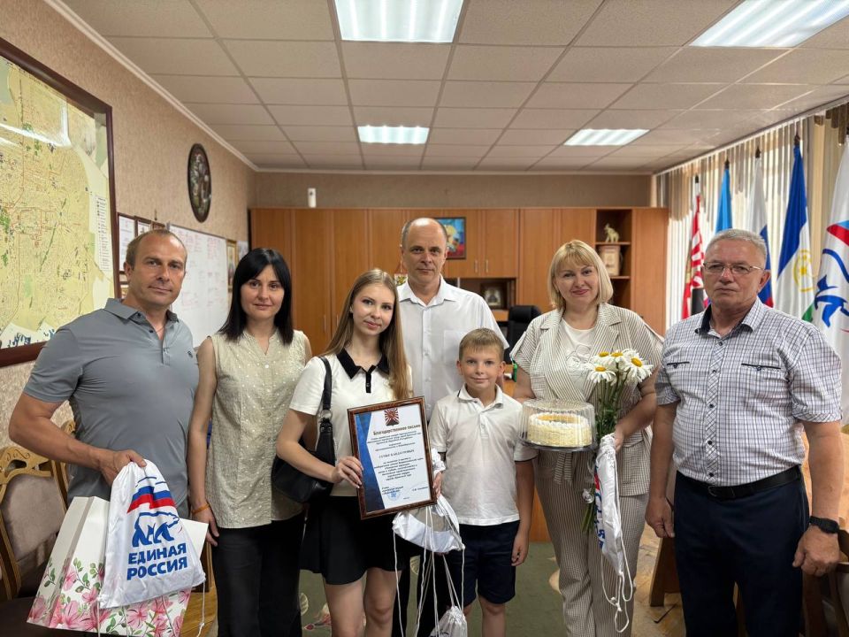 В День семьи, любви и верности партийцы поздравили семью Кандауровых В День семьи, любви и верности партийцы поздравили семью Кандауровых