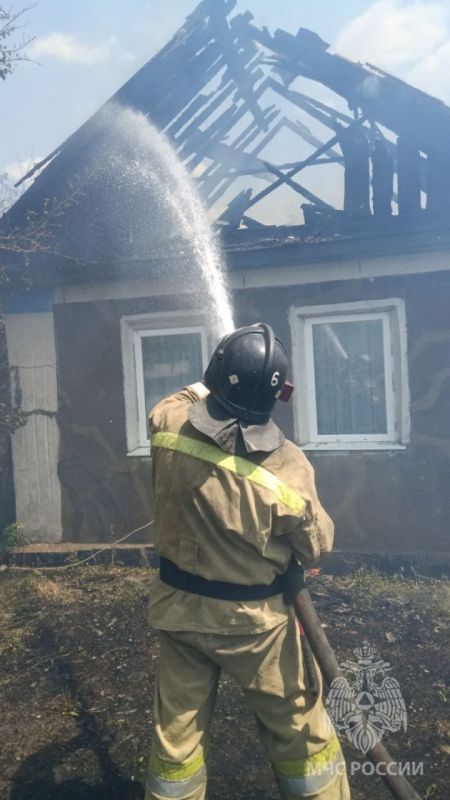 В Краснодонском районе из-за короткого замыкания высоковольтных проводов сгорело частное подворье В Краснодонском районе из-за короткого замыкания высоковольтных проводов сгорело частное подворье