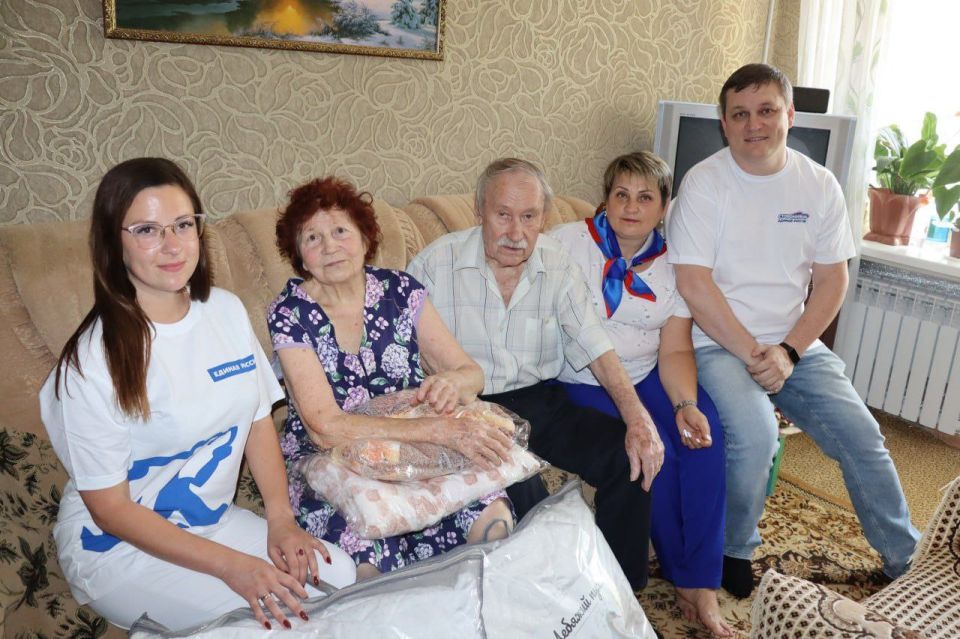 В День семьи, любви и верности активисты и сторонники партии "ЕДИНАЯ РОССИЯ" поздравили семью Суриковых с 65-летием совместной жизни В День семьи, любви и верности активисты и сторонники партии "ЕДИНАЯ РОССИЯ" поздравили семью Суриковых с 65-летием совместной жизни