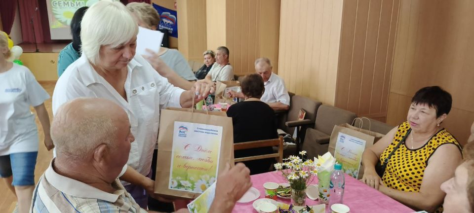 В День семьи, любви и верности единороссы Славяносербщины чествовали семьи-долгожители и семьи участников спецоперации В День семьи, любви и верности единороссы Славяносербщины чествовали семьи-долгожители и семьи участников спецоперации