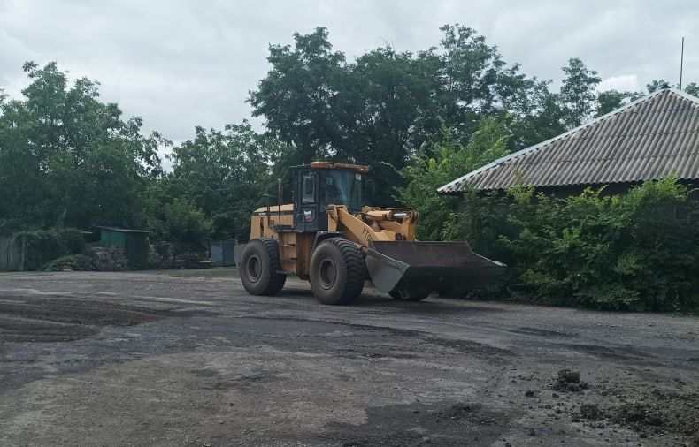 В пгт Комсомольский начата работа по отсыпке и планировке дорог В пгт Комсомольский начата работа по отсыпке и планировке дорог